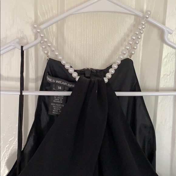 Black sleeveless dress with pearl neck - Picture 2 of 4